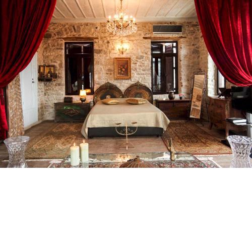 Antique Red Luxury Suite 75 sqm