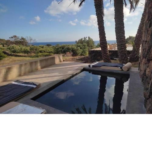 Antique rural dammuso with pool and sea view