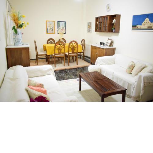 Antonia's 2bedroom with garden and private parking by MK