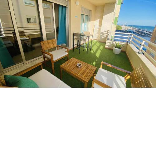 Apart Port Arenal con terraza y piscina