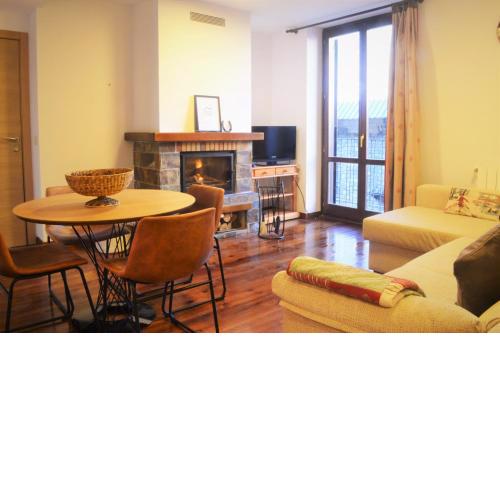 Apartament acollidor amb una gran llar de foc