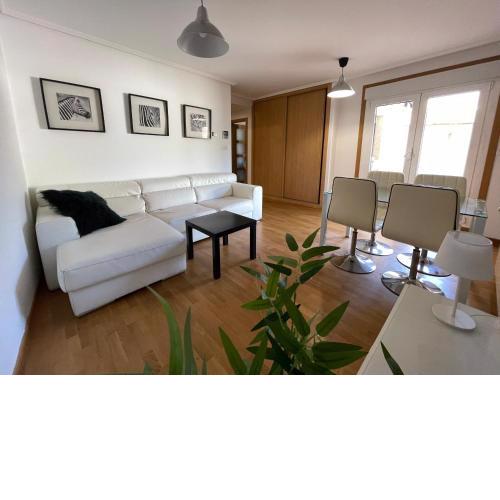 Apartamento a 5 min caminando de la Playa Sta. Cristina, Oleiros (Terraza, Parkin, )