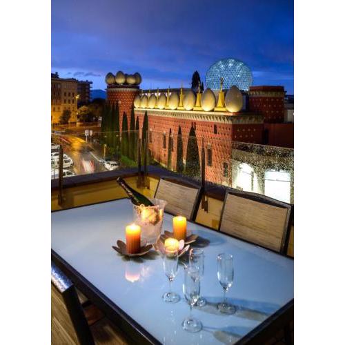 Apartamento ático enfrente del Museo Dalí