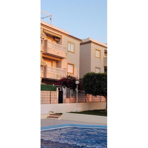 Apartamento bajo con terraza y piscina