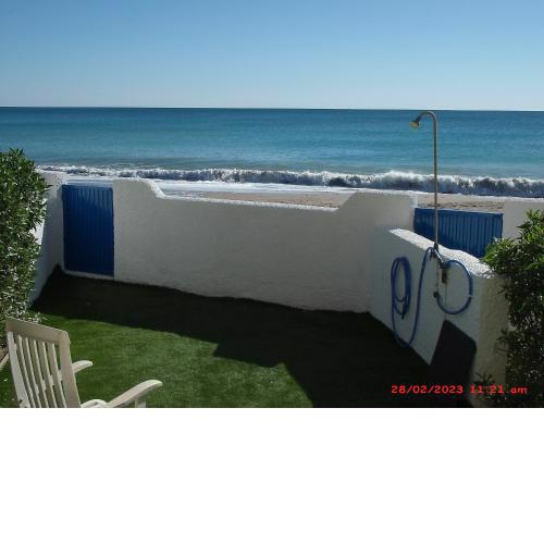 APARTAMENTO BAJO NATURISTA A PIE DE PLAYA.
