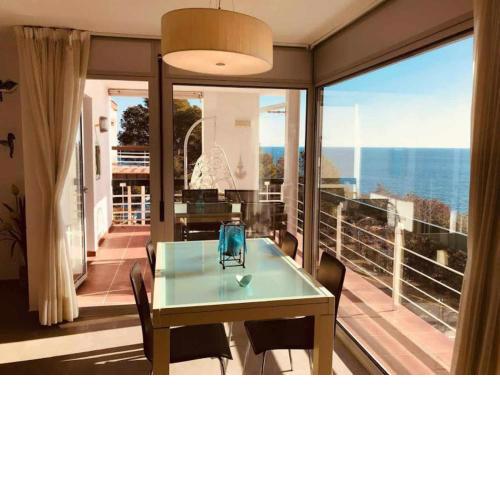 Apartamento Cala Salionç Playa frente a la playa y encima del Mar