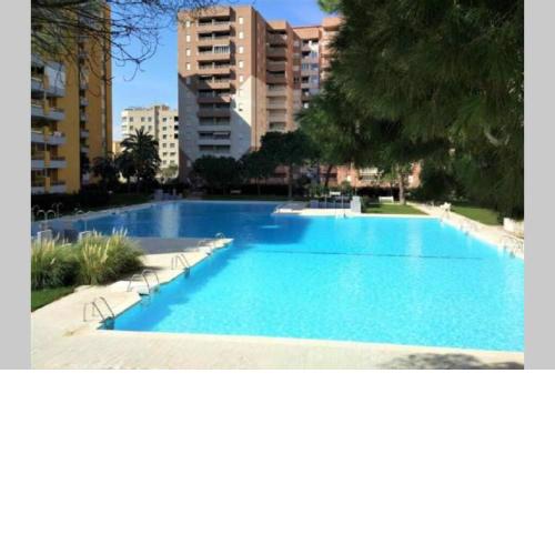 Apartamento con gran piscina a 200 metros de la playa