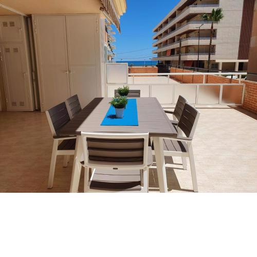 APARTAMENTO CON GRAN TERRAZA CON VISTAS AL MAR, SOLO A 50 M A LA PLAYA