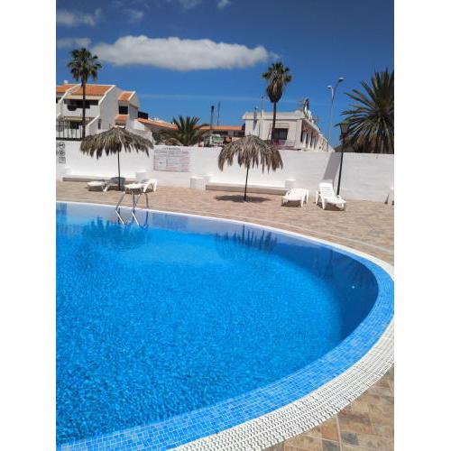 Apartamento con grande terraza y con 4 piscinas