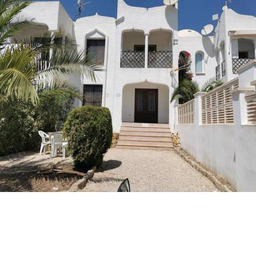 Apartamento con jardín, piscina y parking