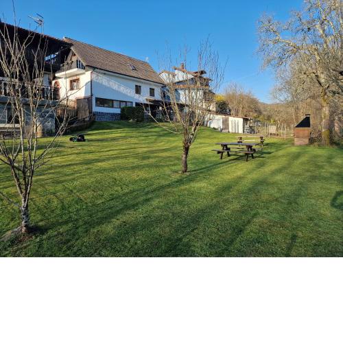 Apartamento con jardín y barbacoa
