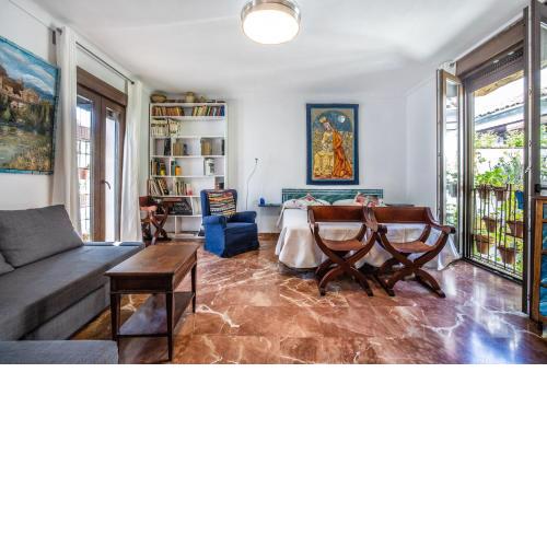 Apartamento con patio cordobés en San Basilio- Parking privado