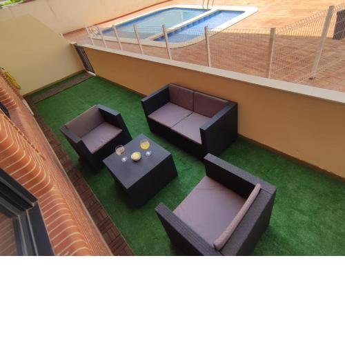 Apartamento con patio, piscina y parking privado