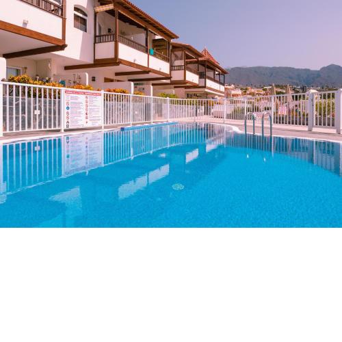 Apartamento con piscina a 50M del mar en La Caleta