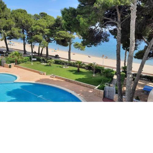 Apartamento con piscina, en primera línia de mar.