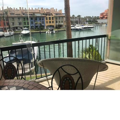 Apartamento con piscina ,playa con vistas panorámicas en la Marina de Sotogrande