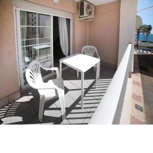 Apartamento con piscina y terraza a 50 metros de la playa