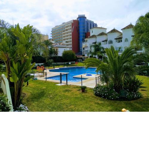 Apartamento con piscina y terraza junto a la playa