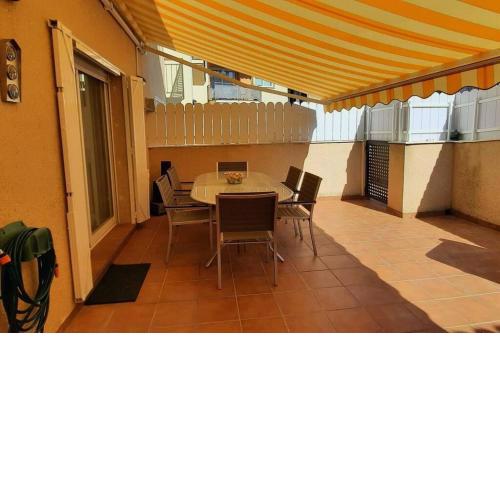 Apartamento con terraza privada, piscina y pkg
