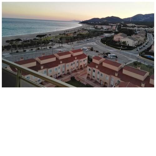 Apartamento con terraza, vistas playa y montaña