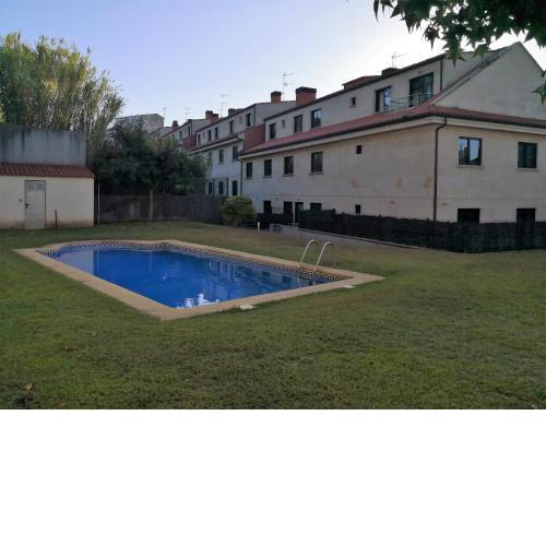 Apartamento con terraza y piscina
