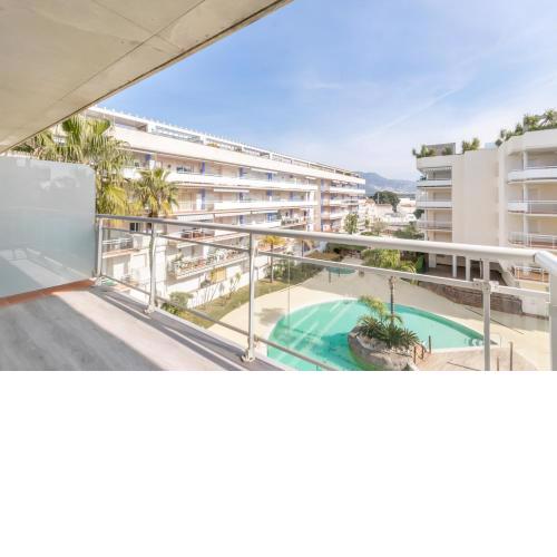 Apartamento con terraza y vista piscina