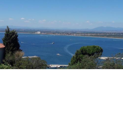 Apartamento con terraza y vistas al mar
