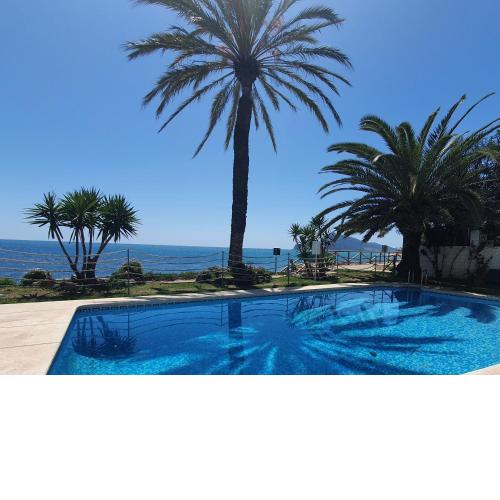 Apartamento con vistas, acceso directo al mar, piscina y parking