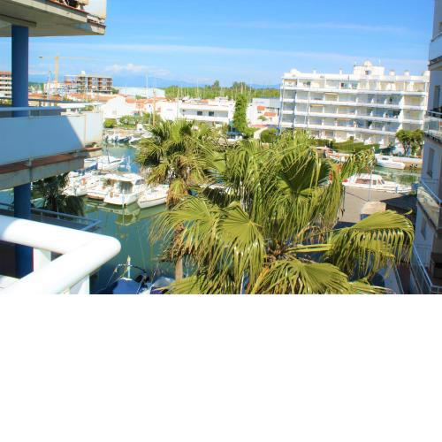 Apartamento con vistas al canal en residencia con piscina