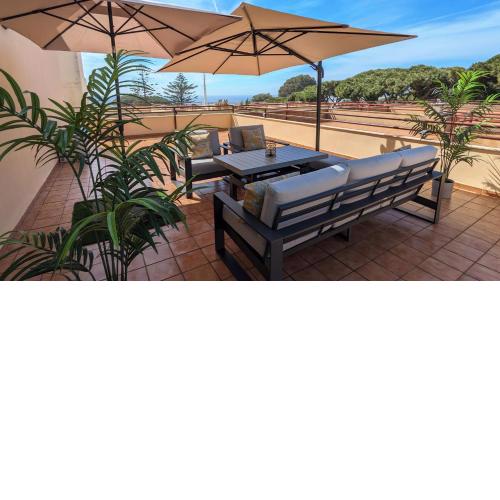Apartamento con vistas al mar, parking y piscina.