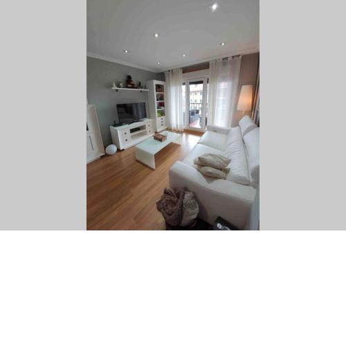 Apartamento con vistas al mar, piscina y parking