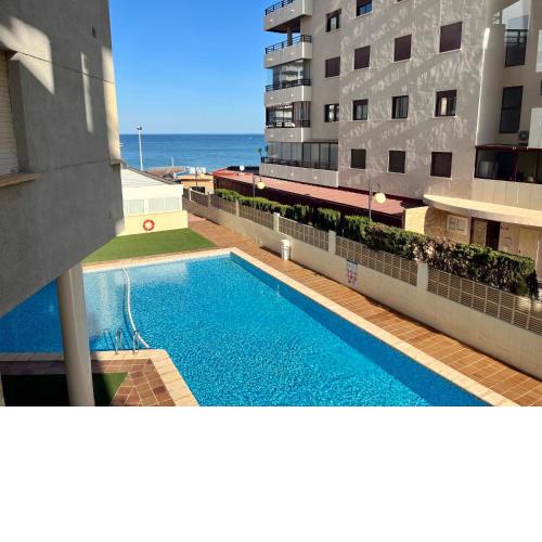 Apartamento en Calpe con parking y piscina frente al mar para 4 personas