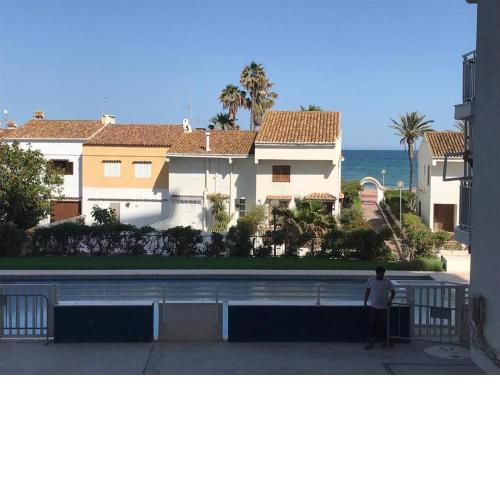 Apartamento en complejo residencial con piscina y garaje frente al mar