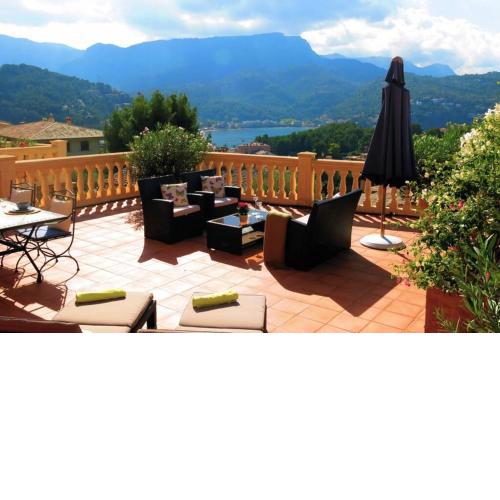 Apartamento en el Puerto de Sóller con gran terraza privada y vistas al mar. Piscina comunitaria. Localizado en un zona tranquila y muy soleada. Wifi gratis disponible. Parking.
