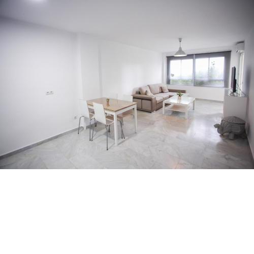 Apartamento en la Carihuela con Piscina y Parking, al lado de la Playa