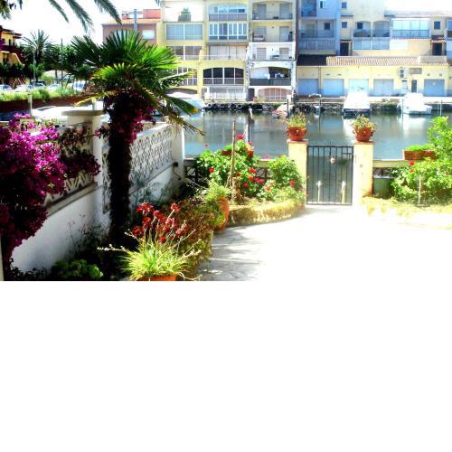apartamento en planta baja directo al canal ref 81