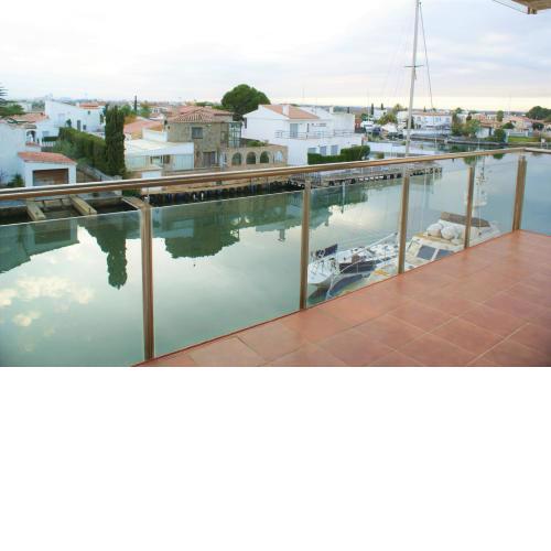 Apartamento en Roses con vistas al canal y piscina