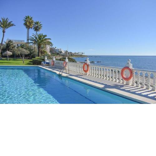 Apartamento en urb primera linea de playa