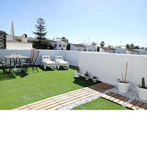 Apartamento entero con piscina, solarium, a pie de la playa y del Puerto de la Duquesa