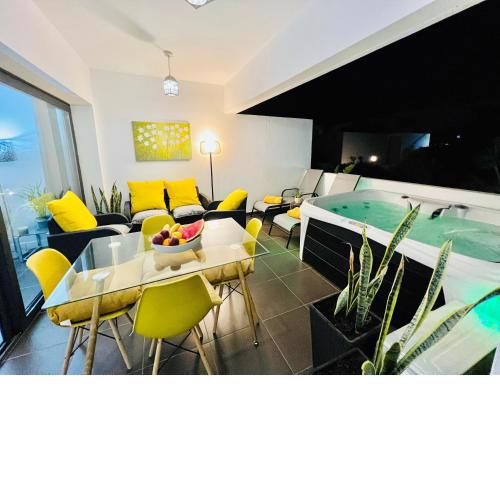 APARTAMENTO FUERTEVENTURA AMARILLO Vv - FUERTEVENTURA SITE- JACUZZI, AIRE ACONDICIONADO, Bajo accesibilidad , Diseño , Luxury -FUERTEVENTURA SITE