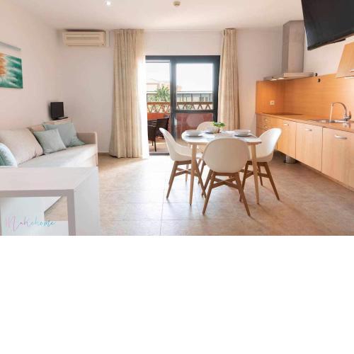 Apartamento junto a la playa con piscina y parking