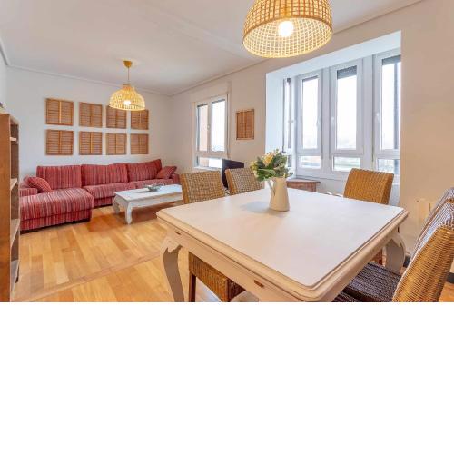 Apartamento KUIA con vistas frontales a la Ría de Bilbao cerca del metro