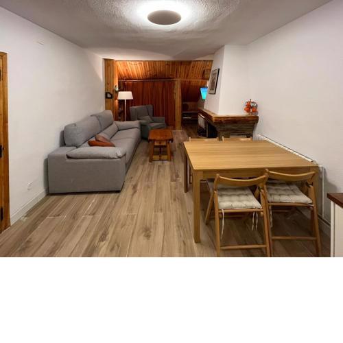Apartamento montaña con piscina y zona deportiva.