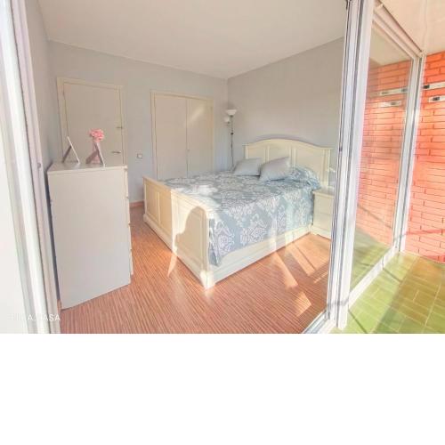 APARTAMENTO MUY LUMINOSO EN SEGUNDA LÍNEA DE MAR