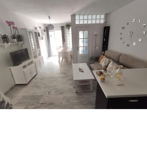 APARTAMENTO NUEVO A 50 M. DE LA PLAYA