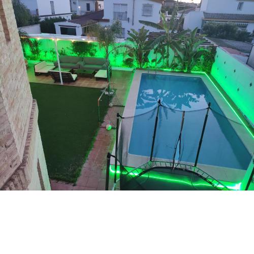 Apartamento privado con piscina y jardin compartidos.