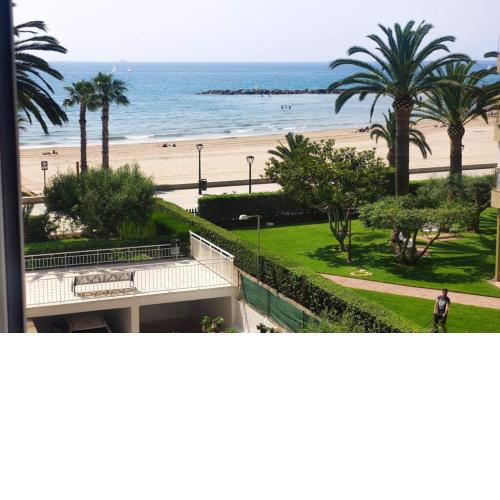 Apartamento recién reformado en primera línea con vistas a la playa de la Almadraba