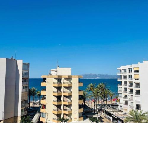 Apartamento, vistas frontales al mar a 30 segundos de de la playa