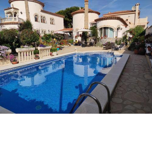 Apartamento wifi alta velocidad, Netflix, piscina Barbacoa y jardin privados