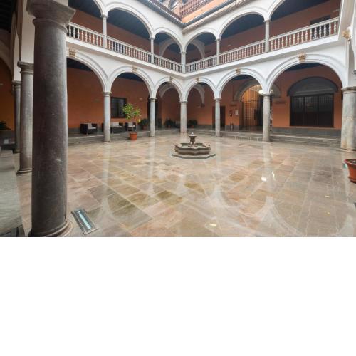 APARTAMENTOS DELUXE PALACIO DE LOS JERÓNIMOS free parking